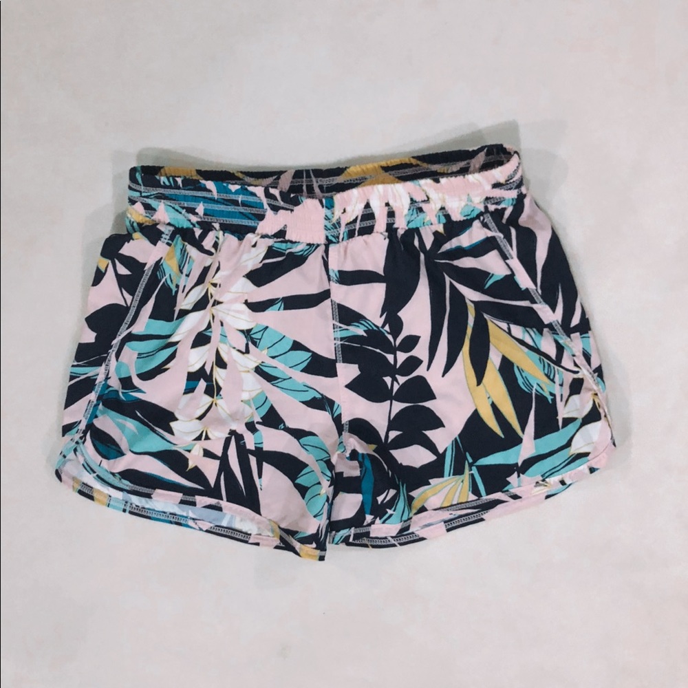 Athletic tropical shorts ! 🌴